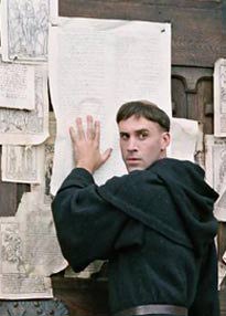 Lutero clavando las 95 tesis en la puerta de la iglesia del castillo de Wittemberg