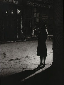 Brassa: Prostituta en el ngulo de la Rue de la Reynie y Rue Quincampoix, 1933. Pars