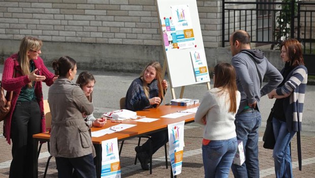 Recogida de firmas por la iniciativa  obitelji U ime (En el nombre de la familia)