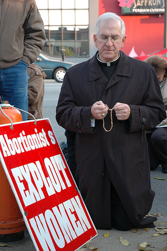 El arzobispo Joseph E. Kurtz de Louisville arrodillado rezando en oracin delante de una clnica abortista en el centro de Louisville, el 10 de noviembre con 300 pro-vida del sur de Indiana y Kentucky