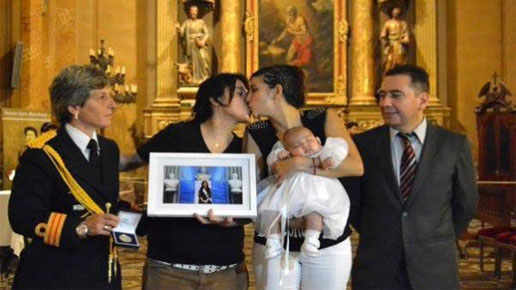 Foto de Lesbianas besndose en la Iglesia