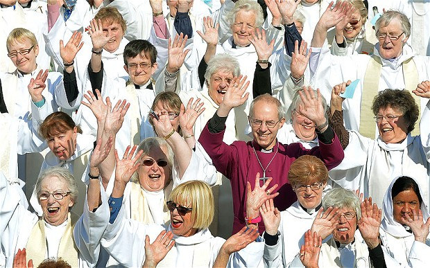 Justin Welby, con las sacerdotisas en San Pablo. Foto: Telegraph, John Stillwell/Pool