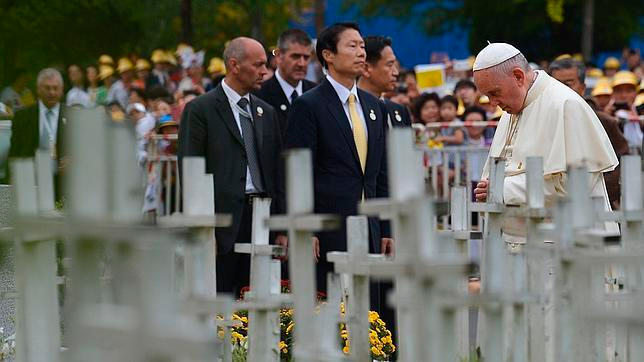 El Papa Francisco reza en un cementerio de fetos abortados en Corea