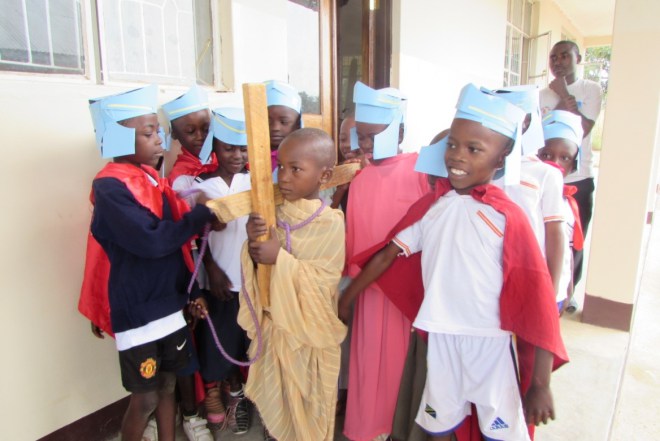 Servidoras-del-Seor-y-de-la-Virgen-de-Matara-Tanzania-Via-Crucis-Jess-llevado-por-los-soldados